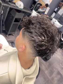 フランクスバーバーリベラルド 横浜(FRANK'S BARBER LIBERALD) フェザーパーマサーフカール刈り上げセンターパートR