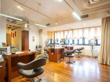 ヘアーメイクジェンテ(hair make gente)の雰囲気（店内はブラウンが基調となった落ち着きのある空間です。）