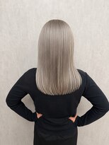 ミザルー(Misirlou) ホワイトグレージュ×艶髪ストレートロング