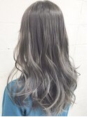 アッシュグレージュグラデーションカラーロングヘア