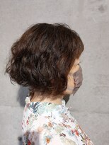 タエビスアリッサム(Taebis Alyssum)&nbsp;襟は刈り上げの前下がりボブ(イルミナカラー、白髪ぼかし)