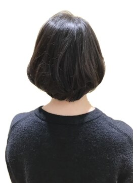 アルム(arum) 丸みで頭の形をそっと整えるショートボブ