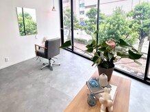 ウルー(uru)の雰囲気(白を貴重とした空間でゆったりとした時間をお過ごしください。)