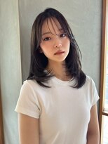 リリー(Lilly)&nbsp;ミディアムレイヤーにミルクブラウンで大人カジュアルスタイルに