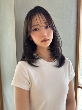 リリー(Lilly) ミディアムレイヤーにミルクブラウンで大人カジュアルスタイルに