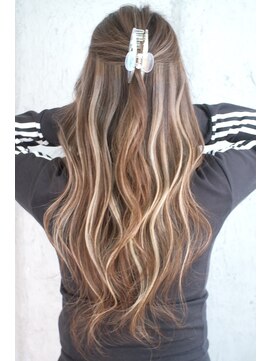 マリアナ(Mariana) ハイライトショートヘアレイヤーカットダブルカラー