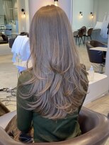 ケリーアン 太田(kelly.un)&nbsp;レイヤーカット / 透明感グレージュ / ハイトーンカラー