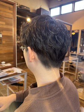 テントヘアー(tent hair) ナチュラル刈り上げ ラフな動きのあるメンズスタイル