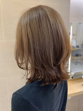 ユーフォリア 新宿通り(Euphoria) こなれミディ☆小顔外ハネボブウルフ☆大人レイヤー20代30代40代