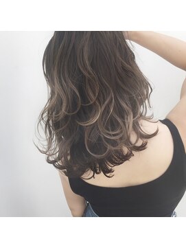 トルネード(TORNADO) 外国人風セミロング ハイライトグラデーション グレージュ