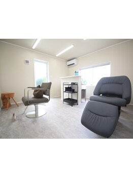 お1組ずつでしかご案内出来ない小さなサロンで ゆったりおくつろぎください。お子様も一緒にどうぞ。