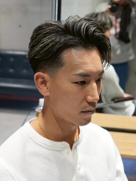 メッツ 原宿(METS) MEN'S/かき上げサイドパート×ハイライト/テーパーフェード