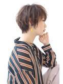 ことりベージュネイビーカラー毛先パーマ小顔ワンサイドショート