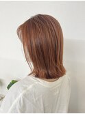 オレンジミディアムシースルー前髪外はねウェーブ似合わせカット