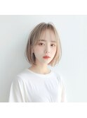 ハイトーンカラー切りっぱなしボブオリーブベージュ
