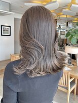 ビーチ(BEACH)&nbsp;ブリーチなし透明感ヘーゼルオリーブベージュ外ハネミディアム