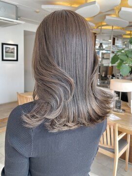 ビーチ(BEACH) ブリーチなし透明感ヘーゼルオリーブベージュ外ハネミディアム