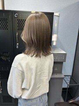 アンビシャス 東大和店(ambitious) 切りっぱなし外はねミディアムボブミルクティーベージュ