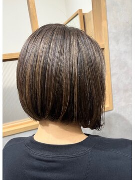 ロッカヘアエジェ(ROCCA hair eje.) シフォンベージュハイライト × コンパクトボブデザインカラー