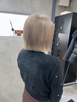 エイム(AiM) 切りっぱなしボブ×ホワイトミルクティーベージュ×20代♪