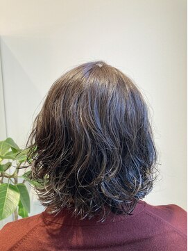 キー(KEY) 暗髪アッシュのミディアムウェーブ