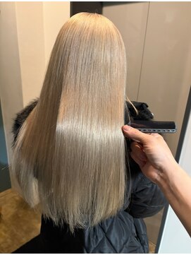 ビハインドザカーテン(BEHIND THE CURTAIN) ブロンド×ハイトーンカラー×ケアブリーチ