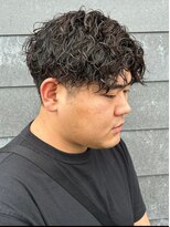 ヒュイル バイ ニアウ(Hwyl by Niau) メンズセンターパートツイストスパイラルシャドウパーマ眉毛