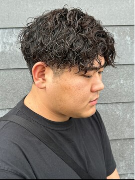 ヒュイル バイ ニアウ(Hwyl by Niau) メンズセンターパートツイストスパイラルシャドウパーマ眉毛