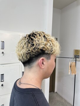 シンエノム(Shin enom) スペインカールメンズパーマブリーチカラ 海外風強め