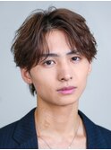 大人の抜け感を演出する、今トレンドのフェザーパーマ