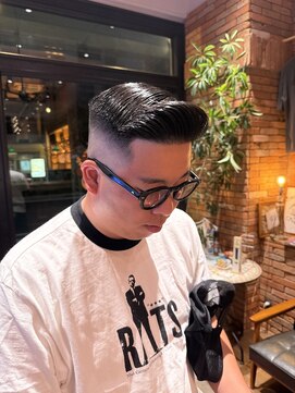 フォーコーナーズ(Four Corners) 七三分け/フェード/バーバー