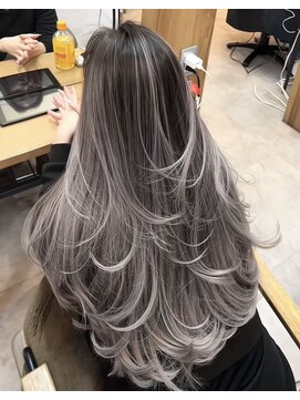 ヌエン 渋谷(NU/EN) ホワイトシルバーバレイヤージュ×レイヤーカット