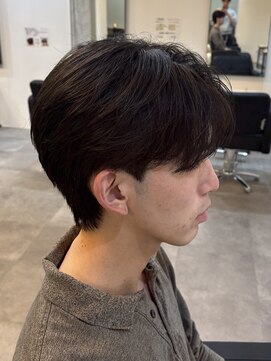 ヒュイル バイ ニアウ(Hwyl by Niau) MEN’S HAIR/ニュアンスパーマ/センターパート/伊勢崎市