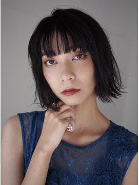 エラ(ELLA) 切りっぱなしショートボブ×ダークカラーのこなれヘア