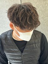 ヒュイル バイ ニアウ(Hwyl by Niau) スペインカールフェードメンズパーマカラーショートマッシュ
