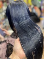 暗髪に映えるシルバーティンセル