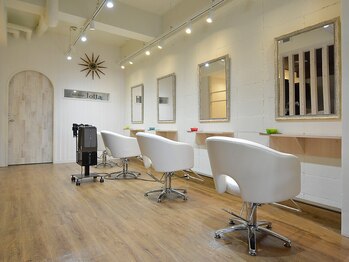 ヘアーデザイン ロッタ(hair design lotta)の写真/【河内花園駅3分/お子さま同伴可】ゆったり安らぎ空間でホッと一息♪家族で通えるプライベートサロン◎