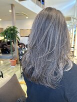 エム バイ ブローチェ(em by BROCHE)&nbsp;ザクザクレイヤー×白髪ぼかしハイライト