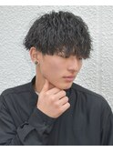 黒髪縦落ちツイストスパイラルパーマツーブロックマッシュ