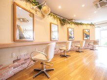 ティープレイス(Hair Make T.place)の雰囲気（太陽の光が差し込む、明るい雰囲気の店内となっております♪）