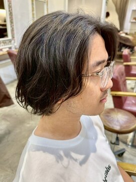 ボタンヘアー 日吉(BoTaN HAIR) メンズミディアム/毛流れパーマ/センターパート/かきあげバング