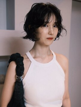 ウェット質感の外ハネゆるウェーブショート