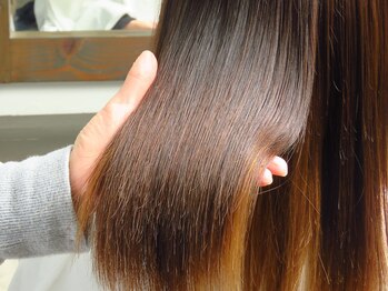 ルーバーブヘアー(Rhubarb hair)の写真/《天使のトリートメント》指通り滑らかなツヤ髪が長期間叶う☆バツグンの持続性で、ストレスフリーな美髪に