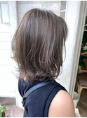 カーキグレージュ耳かけ外ハネミディアム20代30代ヘアスタイル