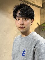 キュー(Cue_)&nbsp;メンズシースルーセンターパートカットパーマ（表参道原宿）