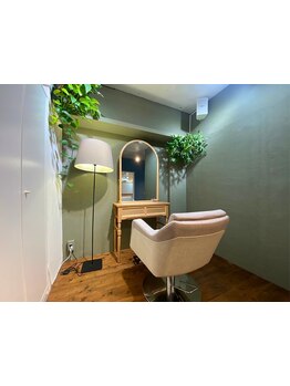 全席半個室☆周りを気にせずゆったり過ごせます♪大人女性の髪のお悩みに寄り添ってご提案します！