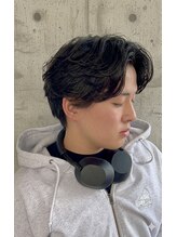 フィッティ 横須賀中央店(fiti)&nbsp;フェザーパーマ 刈り上げセンターパート メンズ 横須賀中央