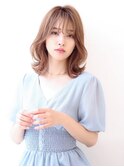 シースルーバングのパールベージュ外ハネミディ
