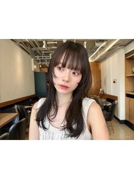 《*骨格に合わせた顔まわりレイヤーカットが◎*》顔まわりが華やかになり、小顔みせも叶えるデザイン＊