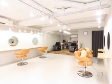 フィルム ケストラ(FIRM KESTRA)の雰囲気（自然光が入る明るいフロア）